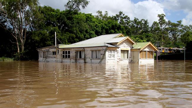 Flooding in Land St ,Toowong.