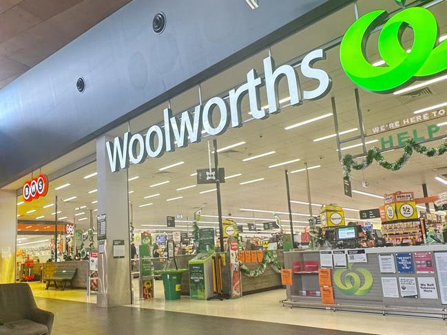 MELBOURNE, AUSTRALIA- NewsWire Photos DECEMBER 3, 2024: Woolworth workers continue a picket line at the Dandenong South Distribution centre. Pics if shelves in Woolworths with limited stock. Picture:  NewsWire