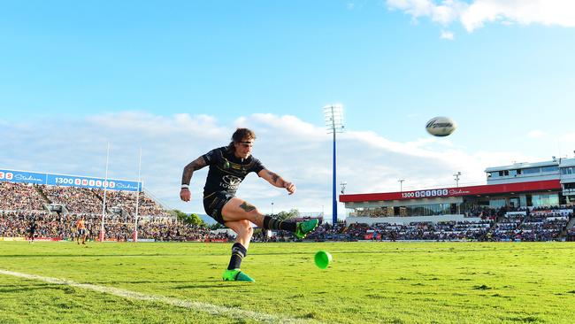 Ethan Lowe kicks a goal from the sideline to win the game. Picture: Zak Simmonds