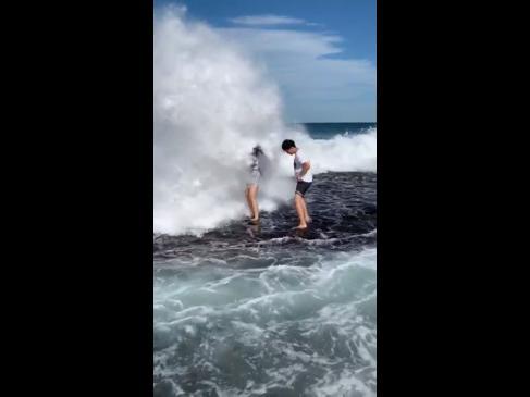 Huge wave wipes out tourists posing for pictures in NSW