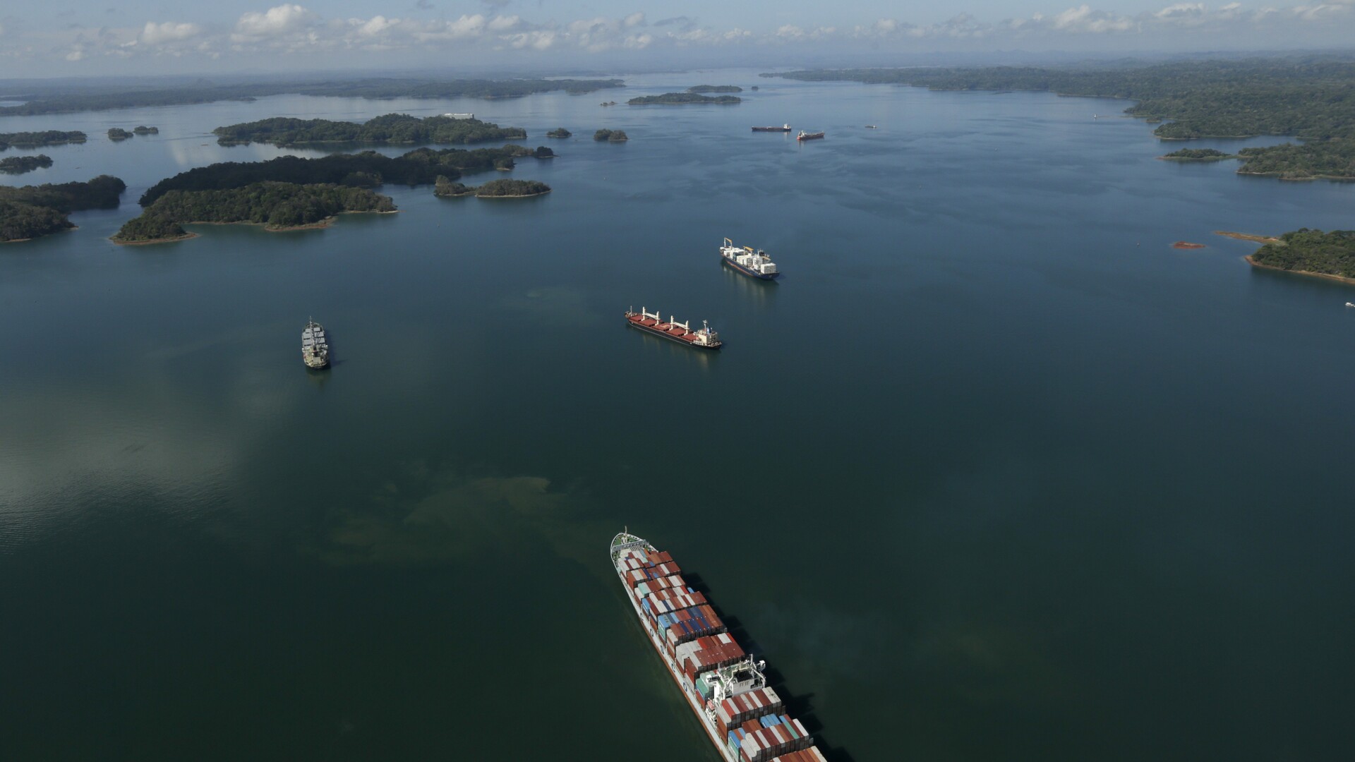 Panama's president reasserts the country's sovereignty over the Panama Canal