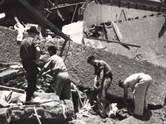 1942. Air raid damage in Darwin. Bombing. WWII - World War II - Australia - Air raids - 1942-1943.