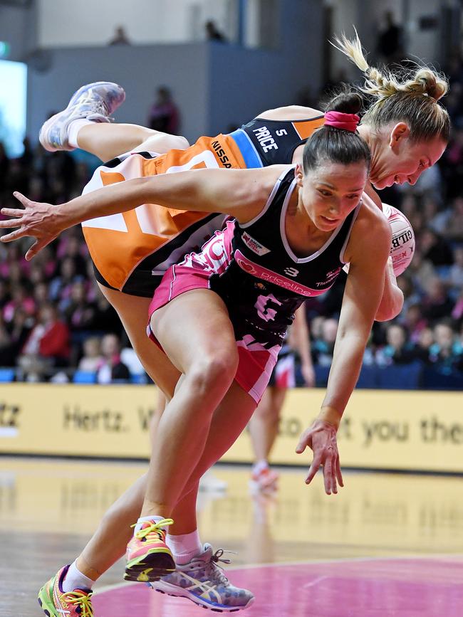 Kelly Altmann of the Thunderbirds collides with Jamie-Lee Price of the Giants at Priceline Stadium. Picture: Mark Brake/Getty Images