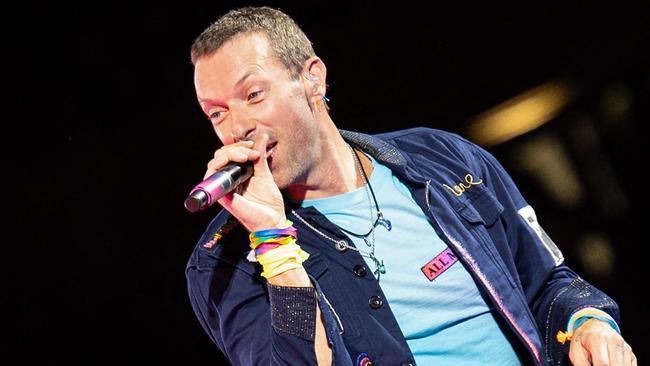 CORRECTION / Singer Chris Martin of British rock band Coldplay performs on stage during a concert at the Ernst Happel Stadium in Vienna, Austria on August 21, 2024. Security measures have been tightened in Vienna for a series of concerts by British band Coldplay this week, Austrian police said on August 20, 2024, after Taylor Swift's shows were cancelled after a suicide bombing plot. (Photo by TOBIAS STEINMAURER / APA / AFP) / Austria OUT / RESTRICTED TO EDITORIAL USE - MANDATORY MENTION OF THE ARTIST UPON PUBLICATION - TO ILLUSTRATE THE EVENT AS SPECIFIED IN THE CAPTION - NO MARKETING NO ADVERTISING CAMPAIGNS - DISTRIBUTED AS A SERVICE TO CLIENTS - NO ARCHIVE / âThe erroneous mentions appearing in the metadata of this photo by TOBIAS STEINMAURER has been modified in AFP systems in the following manner: ADDING THE RESTRICTION 'NO ARCHIVE'. Please immediately remove the erroneous mentions from all your online services and delete them from your servers. If you have been authorized by AFP to distribute them to third parties, please ensure that the same actions are carried out by them. Failure to promptly comply with these instructions will entail liability on your part for any continued or post notification usage. Therefore we thank you very much for all your attention and prompt action. We are sorry for the inconvenience this notification may cause and remain at your disposal for any further information you may require.â