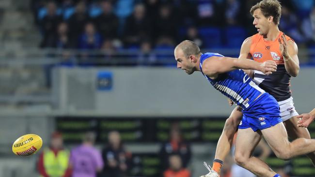 Ben Cunnington couldn’t get away from tagger Matt de Boer.
