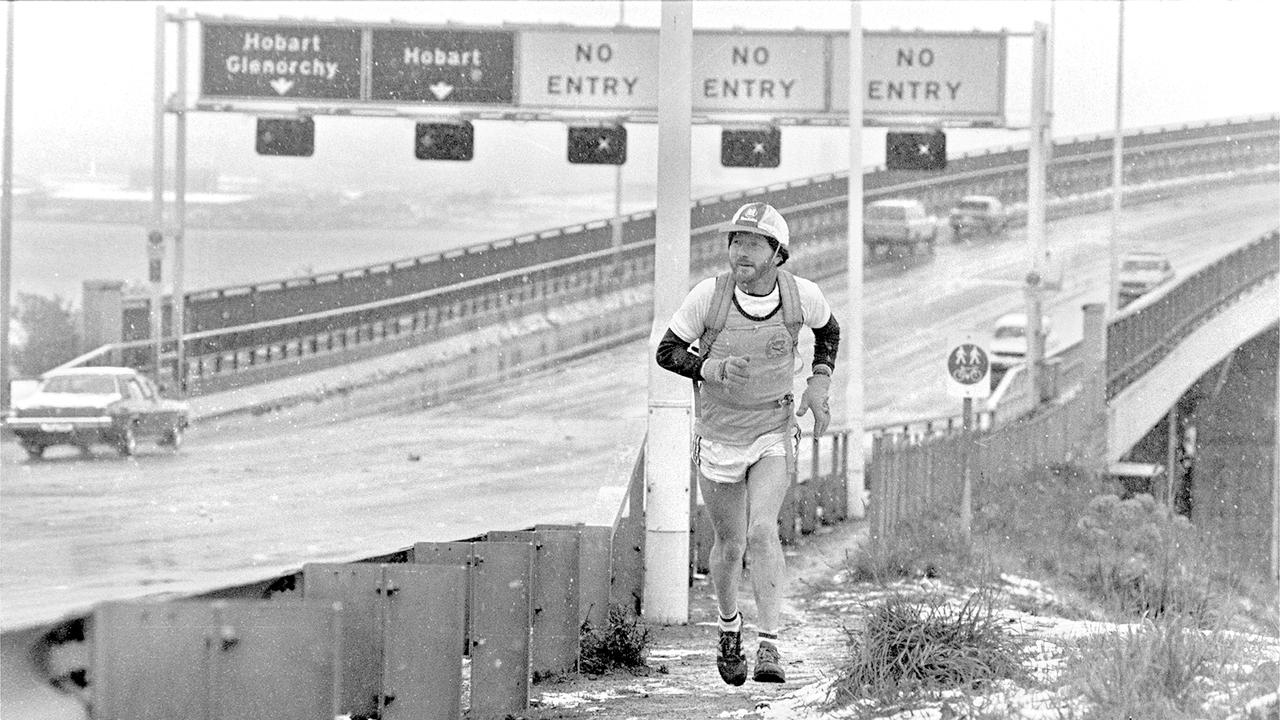 Weather Snow Fall in Hobart 25/07/1986 snow to sea level when it snowed on the streets of Hobart, the biggest snowfall since 1921, the Eastern Shore end of the Tasman Bridge Negative number T3954/180