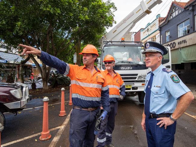 Deputy Commissioner Mal Lanyon in Lismore talking to the Andrew Witchard and Doug Campbell from Essential Energy Picture: Danielle Smith