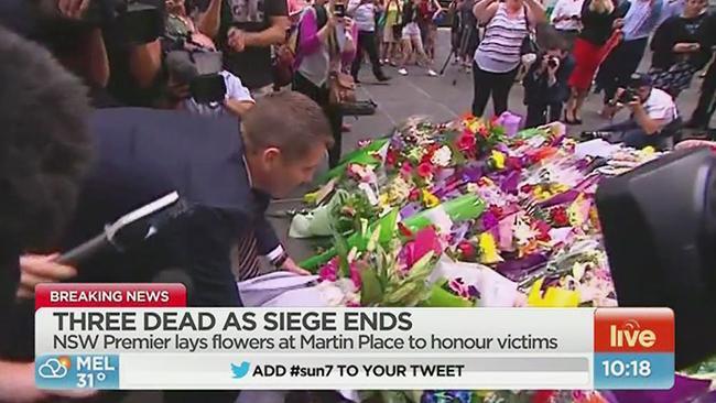 NSW Premier Mike Baird lays flowers at Sydney siege site