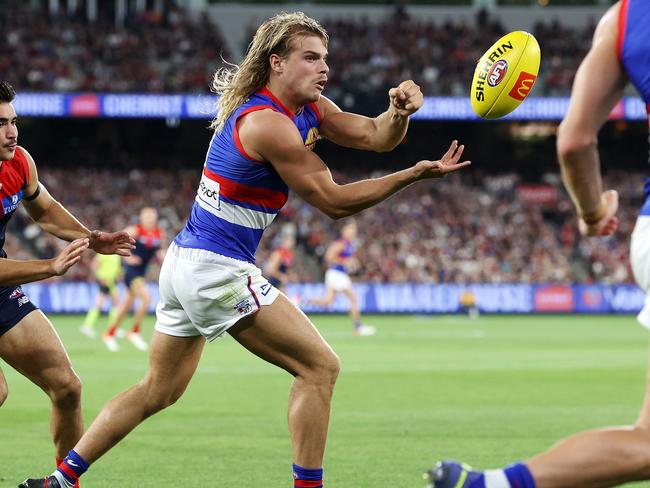 MELBOURNE, MARCH 16, 2022: Round one opening match of the 2022 AFL season - Melbourne v Western Bulldogs at the MCG. Bailey Smith handballs. Picture: Mark Stewart