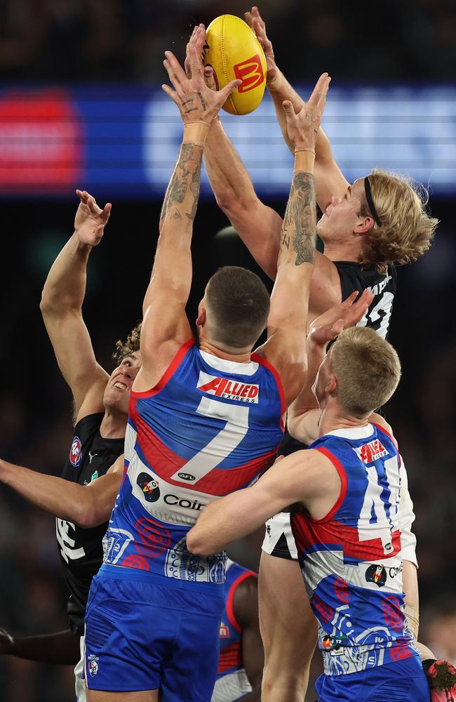 Tom De Koning takes a big mark in front of Bulldogs Rory Lobb and Tim English. Picture: Robert Cianflone/Getty Images