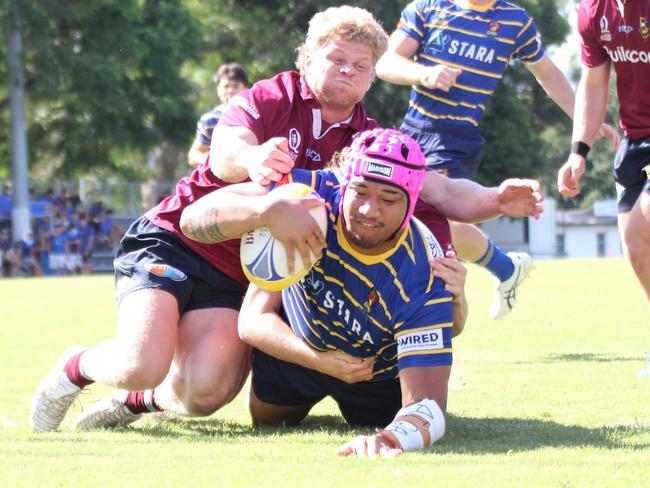 Kye Porter attempts a tackle on PJ Su'a.