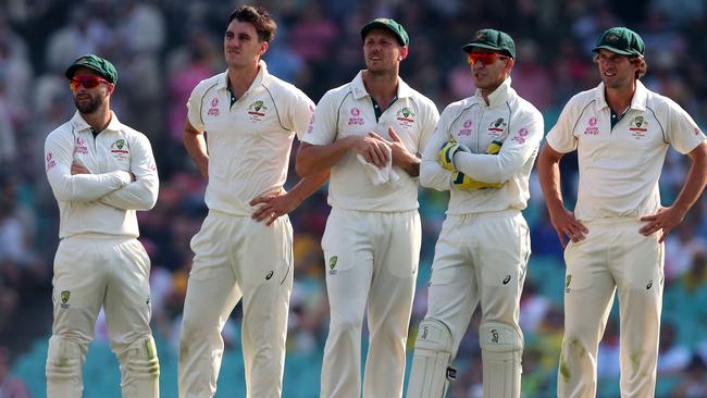 (L-R) Australia's Matthew Wade, Tim Paine, James Pattinson, Pat Cummins and Joe Burms watch the scoreboard for a DRS review during the second day of the third cricket Test match between Australia and New Zealand at the Sydney Cricket Ground in Sydney on January 4, 2020. (Photo by JEREMY NG / AFP) / -- IMAGE RESTRICTED TO EDITORIAL USE - STRICTLY NO COMMERCIAL USE --