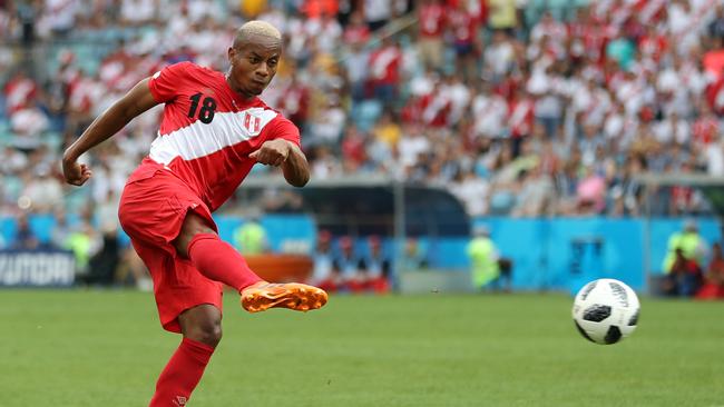 Andre Carrillo of Peru smashes a first time volley past Australian keeper Mat Ryan to give his team a 1-0 lead. Photo: Getty Images