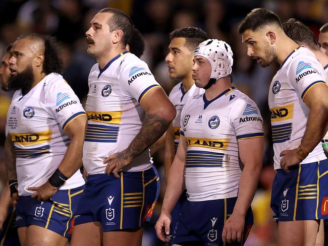 PENRITH, AUSTRALIA - SEPTEMBER 09:  Eels players look on after a Panthers try during the NRL Qualifying Final match between the Penrith Panthers and the Parramatta Eels at BlueBet Stadium on September 09, 2022 in Penrith, Australia. (Photo by Mark Kolbe/Getty Images)