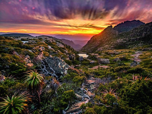 TWAM-20181117    EMBARGO FOR TWAM 17 NOV 2018 NO REUSE WITHOUT PERMISSION  FEE APPLIESFollowing a track to the Lighting Ridge at Eliza plateau in South West Tasmania Pic : Getty Images