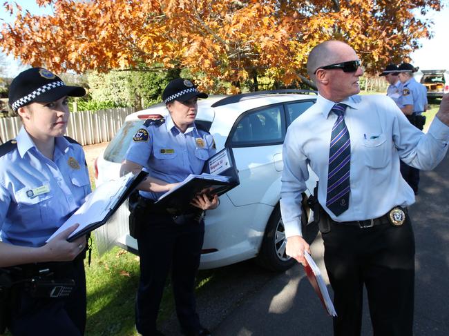 Detective Murray Caine prepares to conduct a doorknock on Shale Road after the girl was abducted at Latrobe.