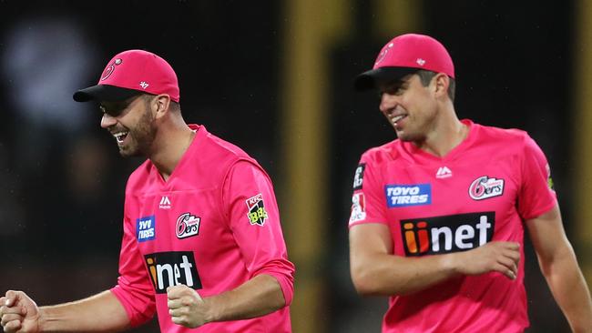 James Vince and Moises Henriques celebrate a run out in the BBL09 final.