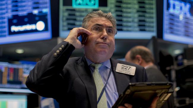 Traders work on the floor of the New York Stock Exchange October 16, 2015. REUTERS/Brendan McDermid