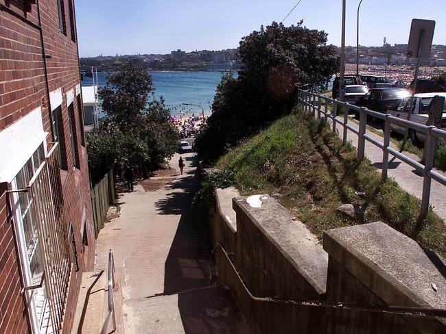 23 Nov 2003 The laneway adjoining the North Bondi RSL which is believed to be the scene of the alleged rape of a schoolgirl 16yrs by Khater Bou-Antoun (aka Kevin) & a friend in Mar 2003. PicJustin/Lloyd In Dec 2003 Khater tried to set up a hitman to kill the girl who was the chief prosecution  witness - crime nsw - he was sentenced to 5 years for rape & 15 years for soliciting to murder 5/2006 - scenic travel Sydney