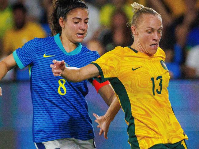 Brazil's Angelina Costantino and Australia's Tameka Yallop (R) fight for the ball during the women's international friendly football match between Brazil and Australia at Robina Stadium on the Gold Coast on December 1, 2024. (Photo by Patrick HAMILTON / AFP) / -- IMAGE RESTRICTED TO EDITORIAL USE - STRICTLY NO COMMERCIAL USE --