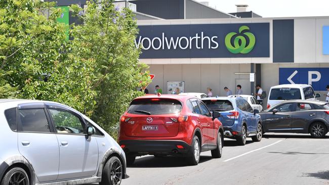 Cars line up to get into the carpark at Woolworths at Cumberland Park on Wednesday. Picture: Keryn Stevens