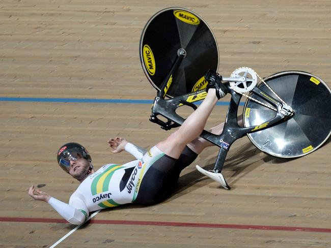 Dan Ellis crashes in the men's team sprint final at the Oceania Track Championships. Photo: Naomi Jellicoe