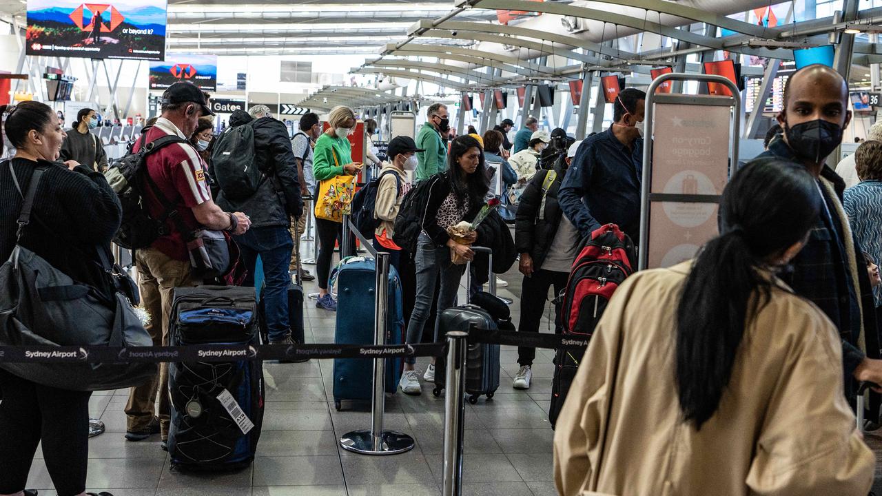 Les voyageurs rencontrent plus de retards dans le chaos des aéroports australiens alors que la ruée vers les vacances scolaires s’installe