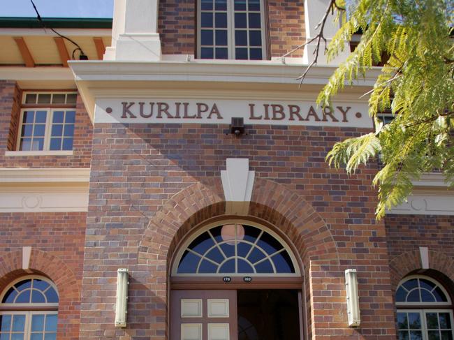 02 Jun 2004 "A Suburb Near You" -  A cyclist passinng the Kurilpa Library building in West End. picdavid/kelly. suburbs street scene buildings qld exterior travel