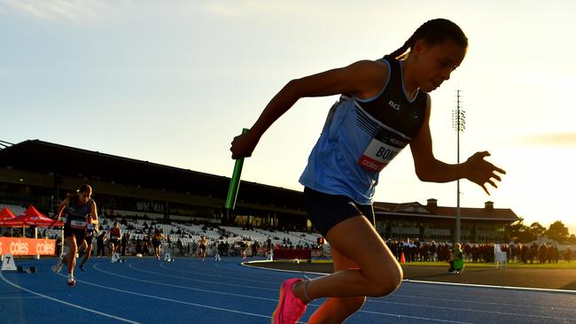 Amalia Bond (NSW) competes in the Girls U13 4x100m.