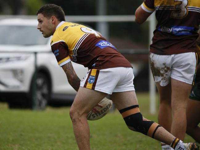 Corey Simpson finds a runner. Picture Warren Gannon Photography