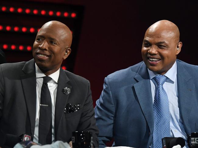 LAS VEGAS, NV - JANUARY 05: NBA analysts Kenny Smith (L) and Charles Barkley laugh during a live telecast of "NBA on TNT" at CES 2017 at the Sands Expo and Convention Center on January 5, 2017 in Las Vegas, Nevada. CES, the world's largest annual consumer technology trade show, runs through January 8 and features 3,800 exhibitors showing off their latest products and services to more than 165,000 attendees.   Ethan Miller/Getty Images/AFP == FOR NEWSPAPERS, INTERNET, TELCOS & TELEVISION USE ONLY ==