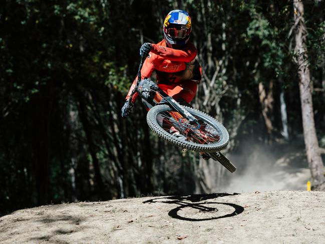 Szymon Godziek performs during  practice at Red Bull Hardline  in Maydena Bike Park,  Australia on February 06,  2025 Picture:  Graeme Murray / Red Bull