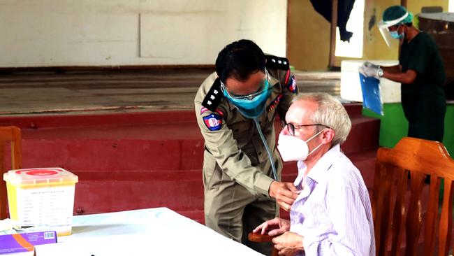 (FILES) This handout file photo taken on July 28, 2021 and received on July 29 from the state-run Myanmar News Agency (MNA) shows Sean Turnell, a detained Australian adviser to Myanmar's deposed leader Aung San Suu Kyi, getting vaccinated against the Covid-19 coronavirus in Insein prison in Yangon. – Myanmar's junta said on November 17, 2022 it will release 700 prisoners, including a former British ambassador, a Japanese journalist and an Australian adviser to Aung San Suu Kyi's ousted government. (Photo by Handout / MYANMAR NEWS AGENCY / AFP) / RESTRICTED TO EDITORIAL USE – MANDATORY CREDIT "AFP PHOTO / MYANMAR NEWS AGENCY" – NO MARKETING – NO ADVERTISING CAMPAIGNS – DISTRIBUTED AS A SERVICE TO CLIENTS