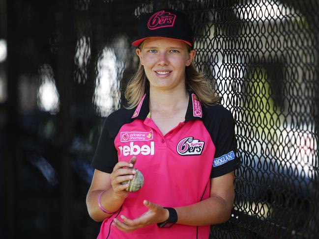 Sydney Sixers Big Bash cricketer Carly Leeson, has received a sporting scholarship at UNSW.