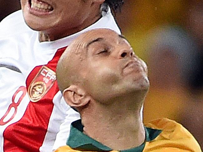Australia's Mark Bresciano (R) fights for the ball with China's Cai Huikang (L) during the AFC Asian Cup quarter-final football match between Australia and China in Brisbane on January 22, 2015. AFP PHOTO / Saeed KHAN --IMAGE RESTRICTED TO EDITORIAL USE - STRICTLY NO COMMERCIAL USE--