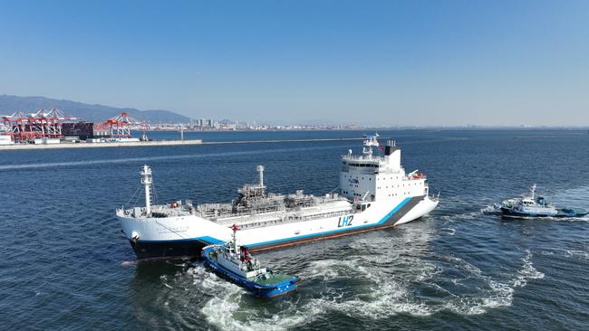 Shell’s Suiso Frontier hydrogen ship at the HyTouch terminal in Kobe.