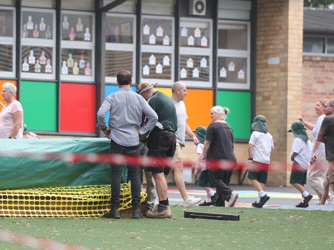 SATURDAY TELEGRAPH. FEBRUARY 16, 2024.Pictured at Allambie Heights Public School today are staff putting a temperary fence around a garden bed possibly containing mulch that is contaminated with asbestos. Picture: Tim hunter.