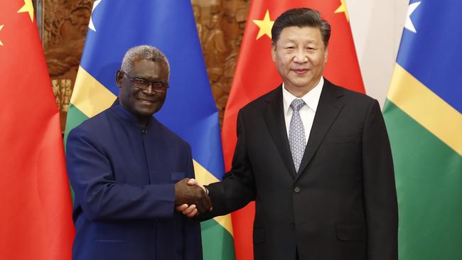 Chinese President Xi Jinping (R) shakes hands with Solomons Prime Minister Manasseh Damukana Sogavare. Picture: Getty Images.