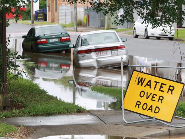 BSM 25.12.2010 Local flooding in Brisbane due to high tides and rain. Flooded cars on Victoria st near Northey St, Albion. Pic Jono Searle