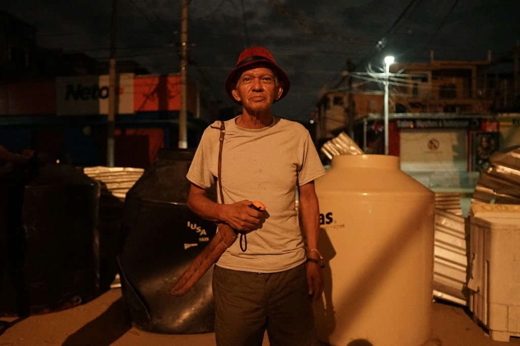 Armed residents guard streets in Mexico’s hurricane-hit Acapulco | The ...