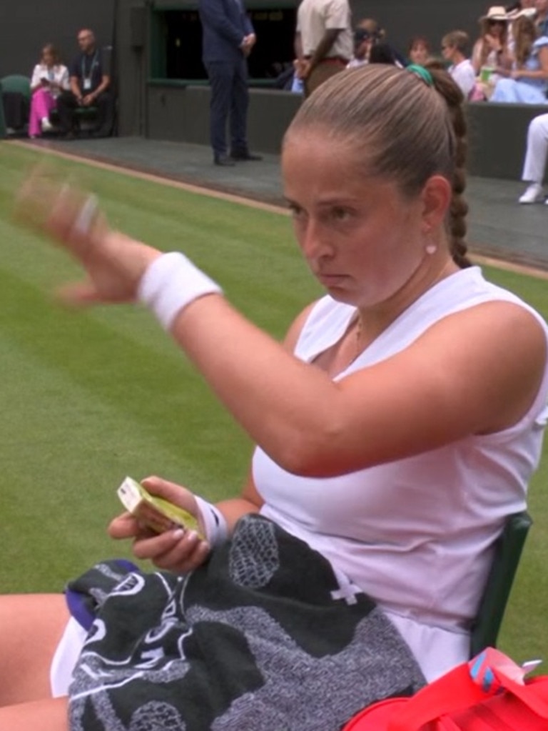 Jelena Ostapenko asks her coach to leave.