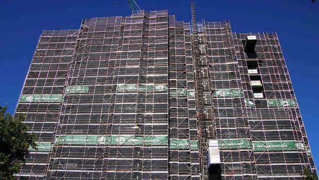 GCB Constructions Vantage View apartments at Benowa where work has stopped and construction staff have been collecting their tools. Benowa. Tuesday 9th May 2023 Picture David Clark