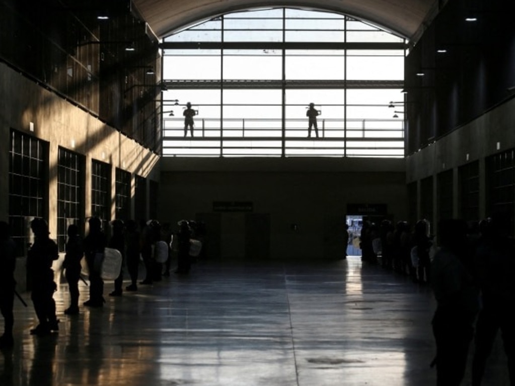 Court issues new halt on Trump deportations under wartime law