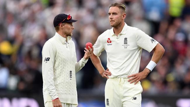 England's captain Joe Root (L) speaks to his fast bowler Stuart Broad on the second day of the second Ashes cricket Test match against Australia in Adelaide in December 3, 2017. / AFP PHOTO / William WEST / -- IMAGE RESTRICTED TO EDITORIAL USE - STRICTLY NO COMMERCIAL USE --