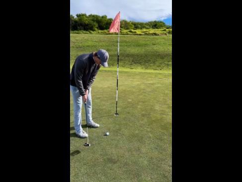 Aussie golfer nails mind-bending trick shot