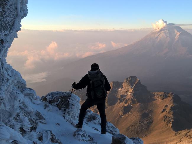 Popocatépetl seen from the ridge of Iztacchuatl.