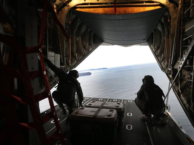 Tasmanian Australian Defence Force cadets ride on a RAAF C130 | The ...