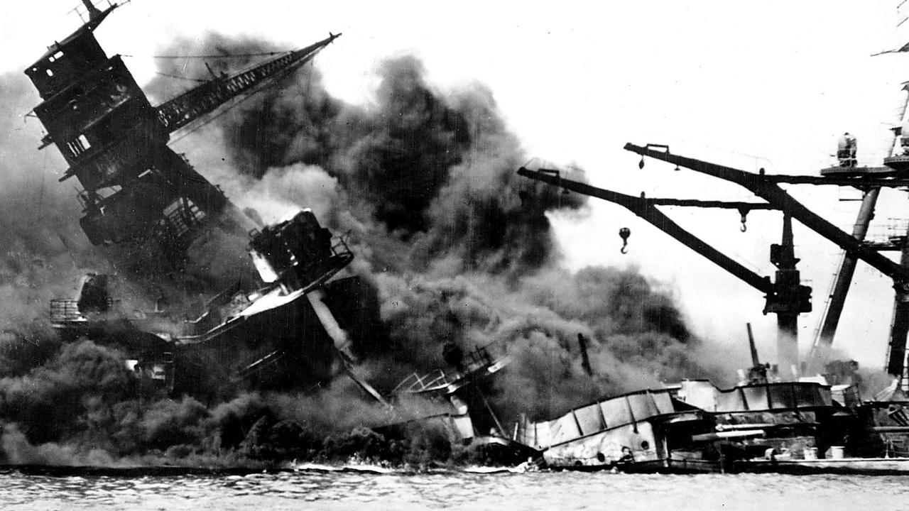 DECEMBER 7, 1941 : Battleship USS Arizona belches smoke as it topples over into sea during Japanese surprise attack on Pearl Harbour, Hawaii, 07/12/41, leaving 2,343 Americans dead & 916 missing. Historical USA / Armed Forces / Navy / Ship / World War Two (WWII)