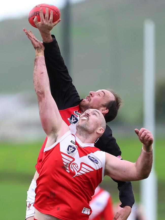 Birregurra’s Joel Hayward wins the tap out over Alvie’s Lincoln Dare.