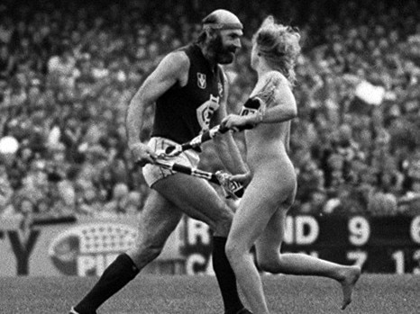 Helen D’Amico torments Bruce Doull in the 1982 VFL Grand Final.